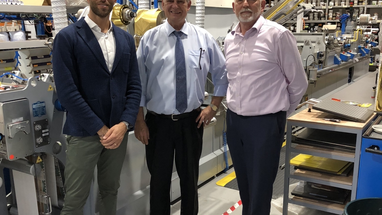 The Cartes GT 360 is a servo driven machine providing near perfect register between all functions, which include silkscreen, embossing, flatbed hot foil, spot and flood coat flexo and semi-rotary die-cutting