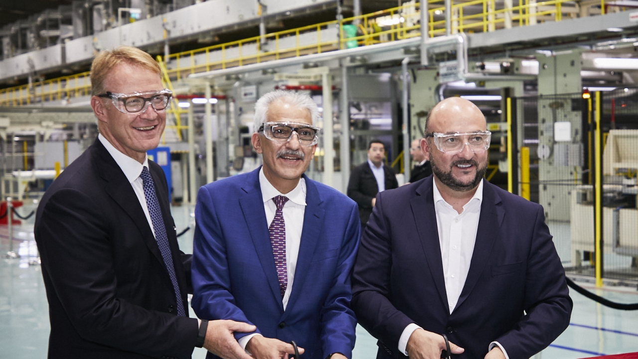Left to right: Jeroen Diderich, vice president and general manager, Label and Graphic Materials Europe; Kamran Kian, vice president, global operations and supply chain, Label and Graphic Materials; Etienne Schneider, deputy-prime minister, minister of the economy Left to right: Jeroen Diderich, vice president and general manager, Label and Graphic Materials Europe; Kamran Kian, vice president, global operations and supply chain, Label and Graphic Materials; Etienne Schneider, deputy-prime minister, minister of the economy
