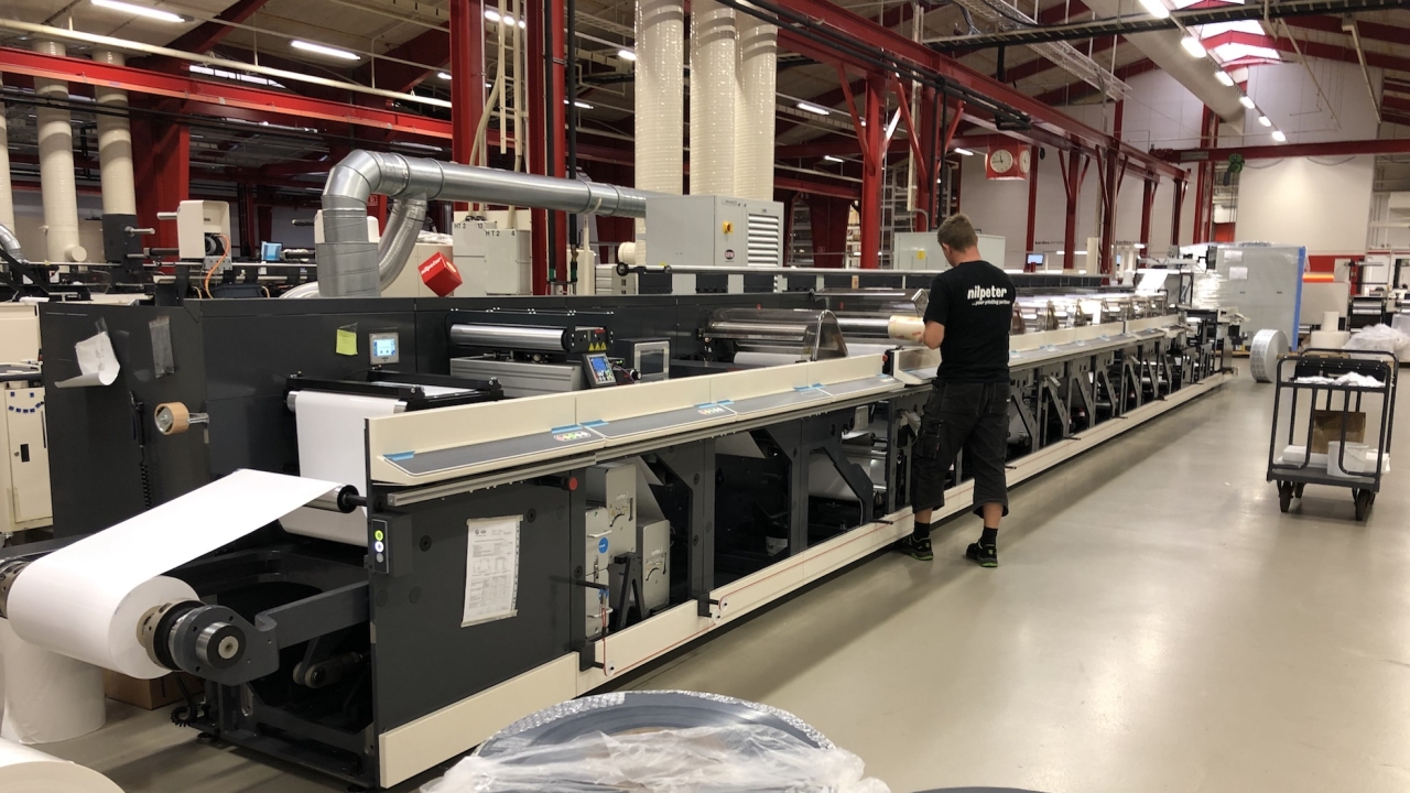 Final tests are conducted on one of Albéa’s new Nilpeter FA-Line press