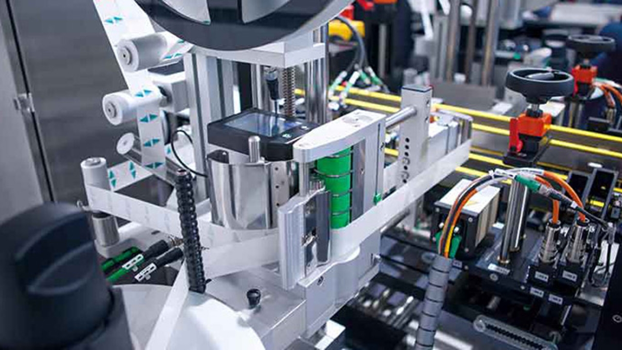 Ankerkraut has invested in a bespoke cab IXOR system featuring one of the smallest servo-driven labeling heads in its class to apply labels to up to 8,000 containers per hour in fully automated operation