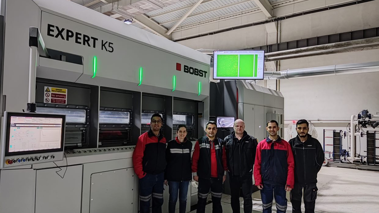 The new machine which has been installed this year includes a host of Bobst unique features including a 700mm diameter coating drum which is the largest in the industry, along with the AluBond process, Hawkeye in-line optical density deposition control and defect monitoring system and a high rate source.