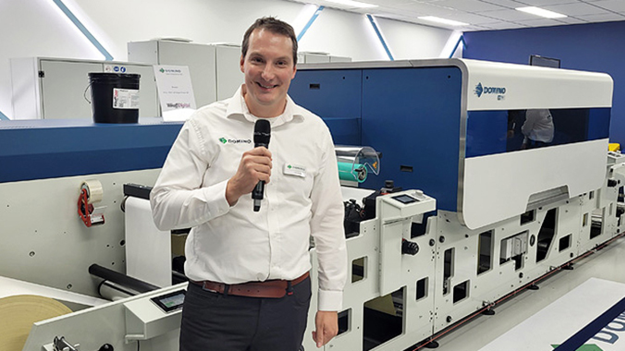 Tom Couckuyt, Customer Experience Centre manager next to the N730i digital color press