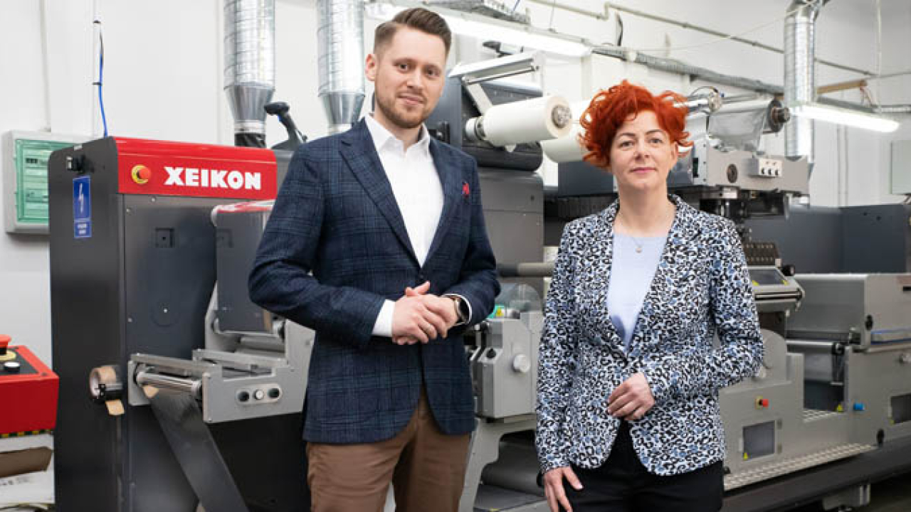  (L–R) Michał Kuczkowski, sales manager Poland, Xeikon and Sylwia Dudek, president of the Management Board, Etilab