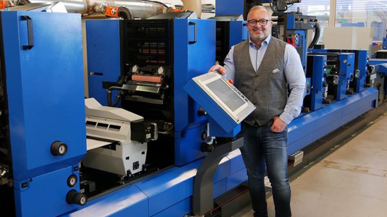 Giuseppe Gallelli, head of Gallus Classics, in front of a retrofitted Gallus TCS 250 after successfully passing the Factory Acceptance Test and shortly before delivery to a customer in Australia