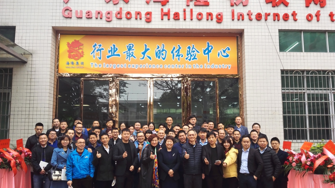 More than 100 guests from industrial associations, printing companies and cooperative partners attended the opening ceremony of Guangzhou Hailong Hailong moves into South China with operation in Guangzhou