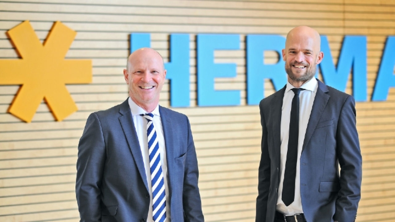 Herma managing directors Sven Schneller (left) and Dr. Guido Spachtholz praised the company’s considerate and engaged employees for enabling it to maintain deliveries throughout the year