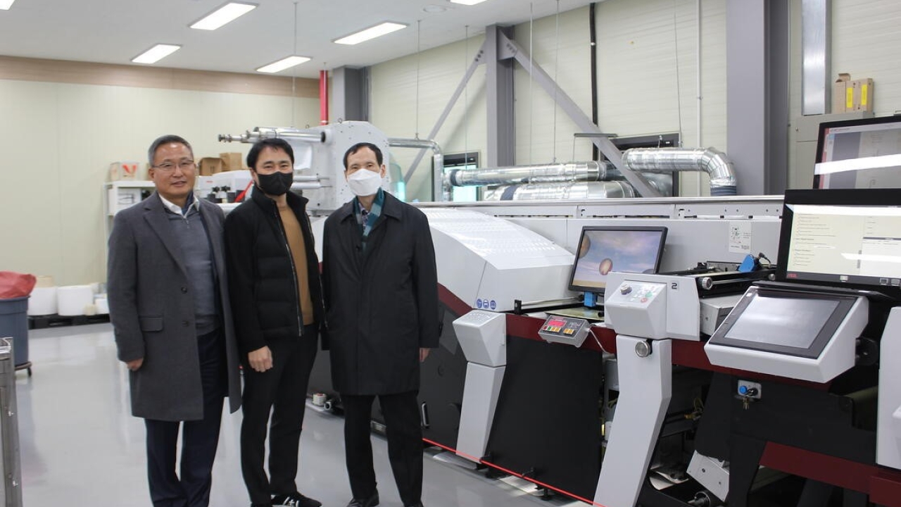 (Left to right) Chi Bum Park of Phil Tech International, Kim Jong-Chul of Ji Sung, Park Jong-Se (The Printing Industry News)