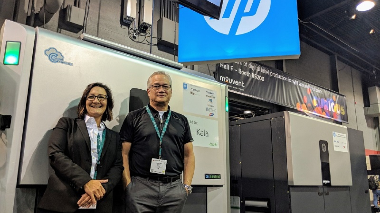 Kala’s Nikki Johnson (left) and Maui Chai (right) on the HP Indigo stand at Labelexpo Americas 2018