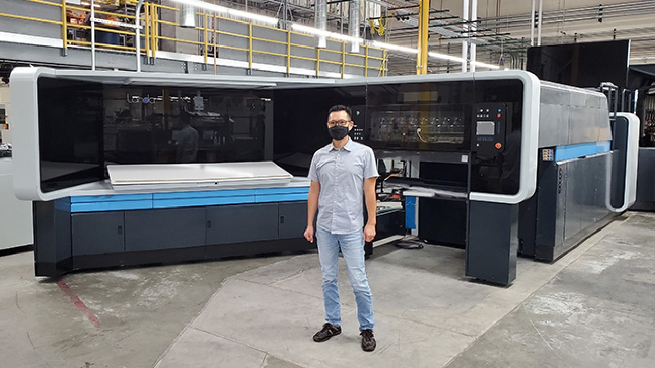 K-1 president Mike Tsai in front of the newly delivered Landa S10 nanographic printing press