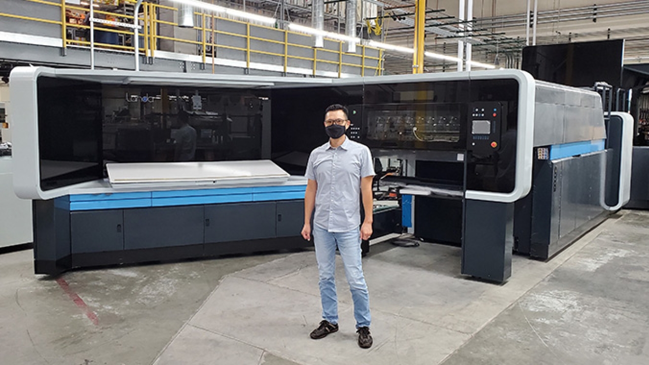 K-1 president Mike Tsai in front of the newly delivered Landa S10 nanographic printing press K-1 president Mike Tsai in front of the newly delivered Landa S10 nanographic printing press