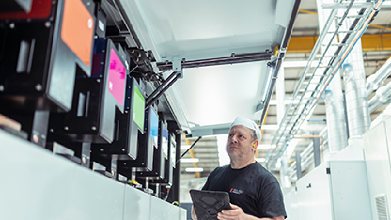 Multinational packaging specialist to the healthcare, personal care and beauty industries, Essentra Packaging invests in a new Landa S10 Nanographic Printing Press at its Bradford site, marking the first installation of the machine in the packaging industry in the UK. 