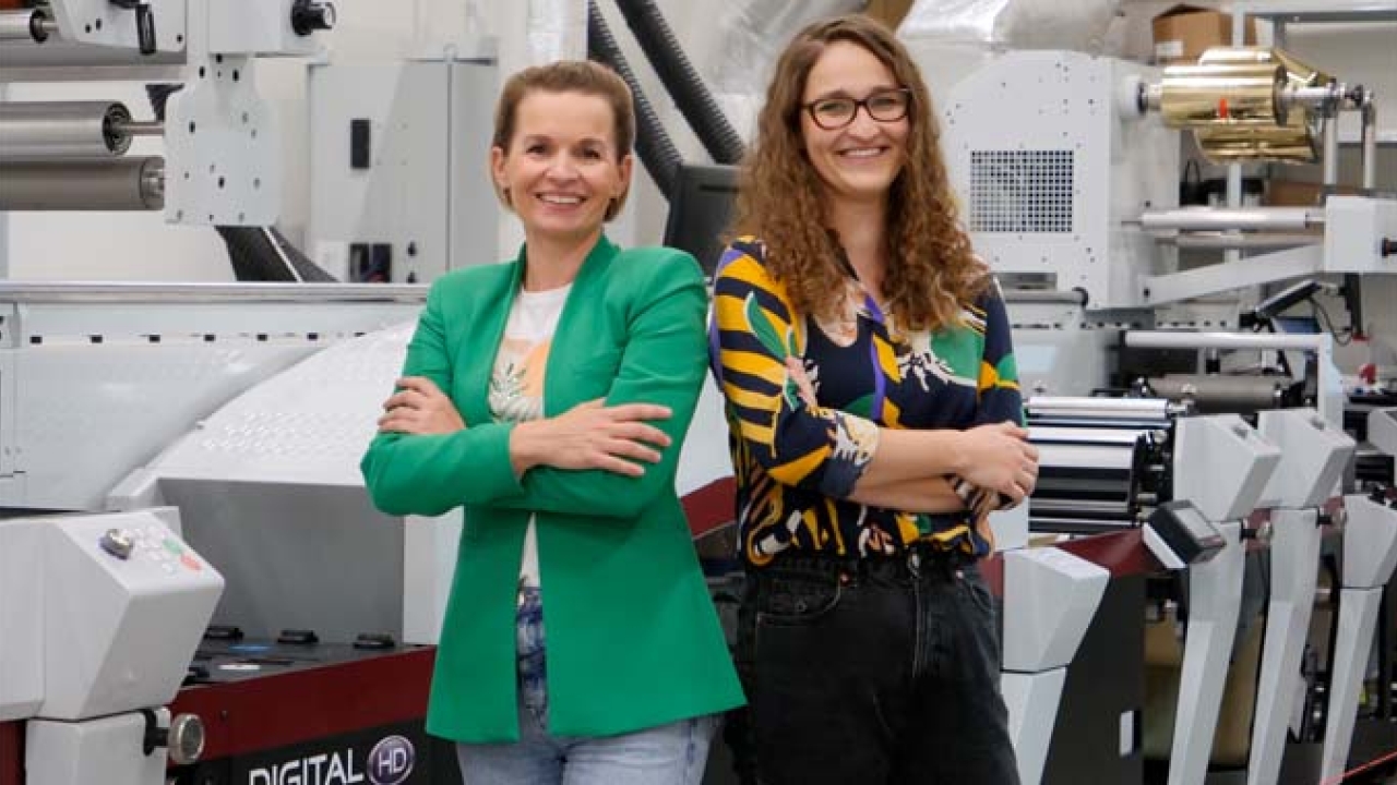 (L-R) Arti-Bau president Monika Stefanska and Urszula Lewandowska with the company's second Mark Andy digital hybrid press, the DSHD model