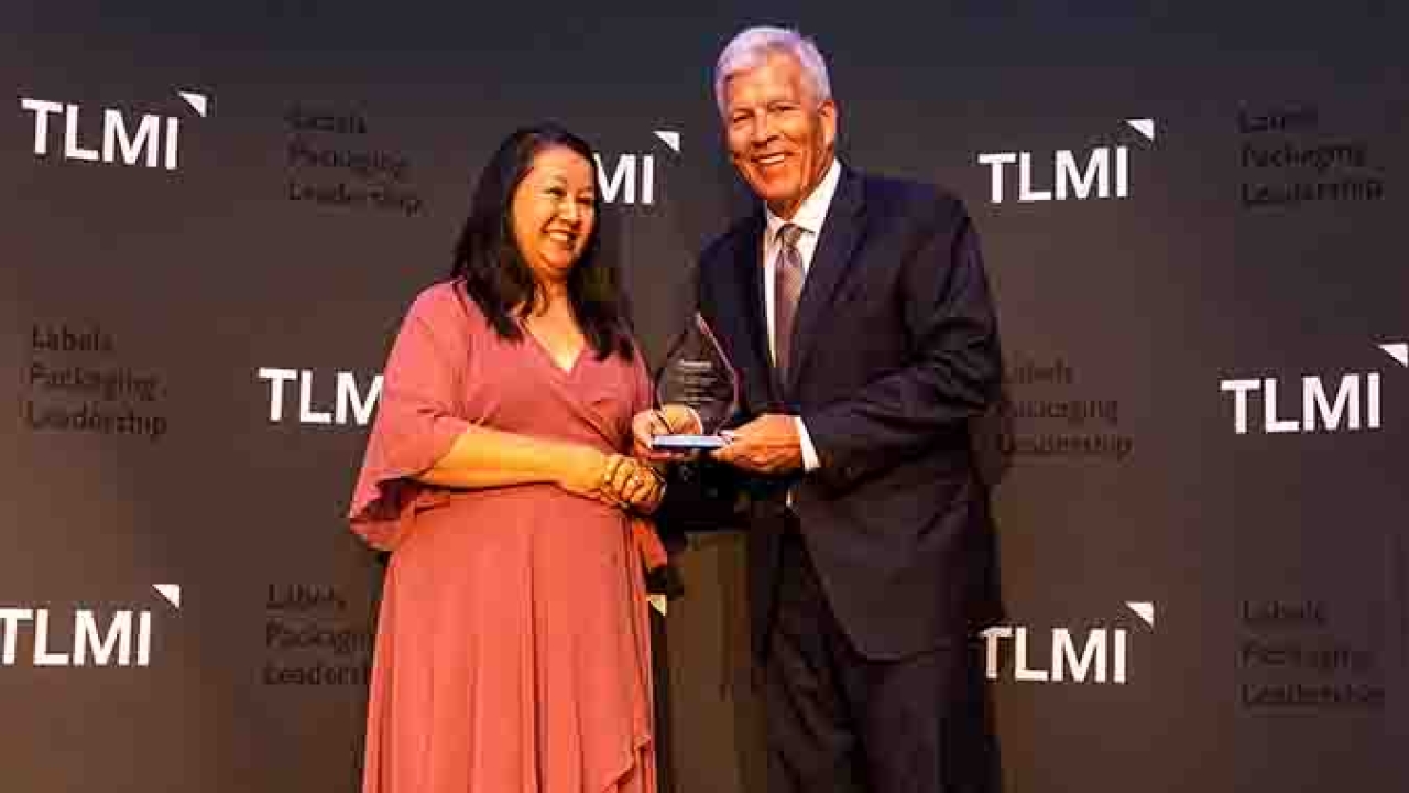 Linda Casey (Packaging Impressions) presenting Craig Moreland with the TLMI 2021 Converter of the Year Award Linda Casey (Packaging Impressions) presenting Craig Moreland with the TLMI 2021 Converter of the Year Award