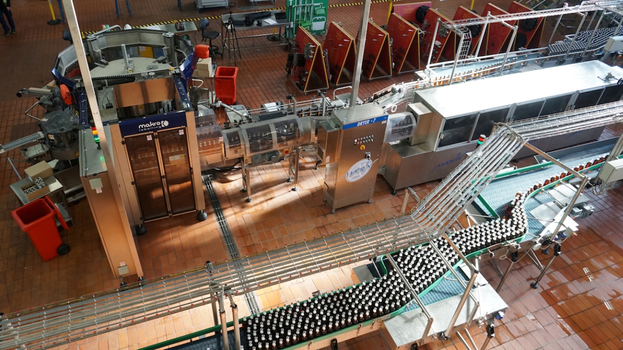 New labeler, bottle conveyor and bottle drier from Makro Labelling UK New labeler, bottle conveyor and bottle drier from Makro Labelling UK