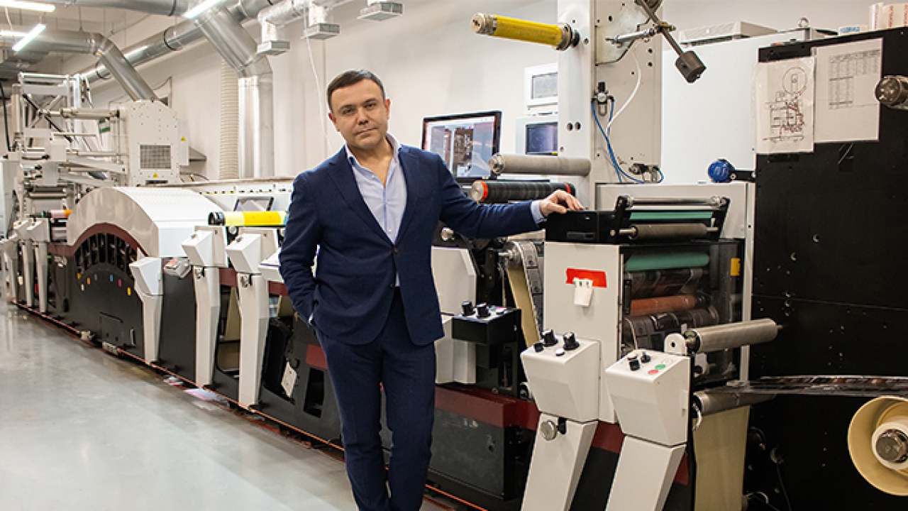Boris Sterin, owner of Flex-n-Roll Pro with the newly installed Mark Andy Digital Series HD Boris Sterin, owner of Flex-n-Roll Pro with the newly installed Mark Andy Digital Series HD