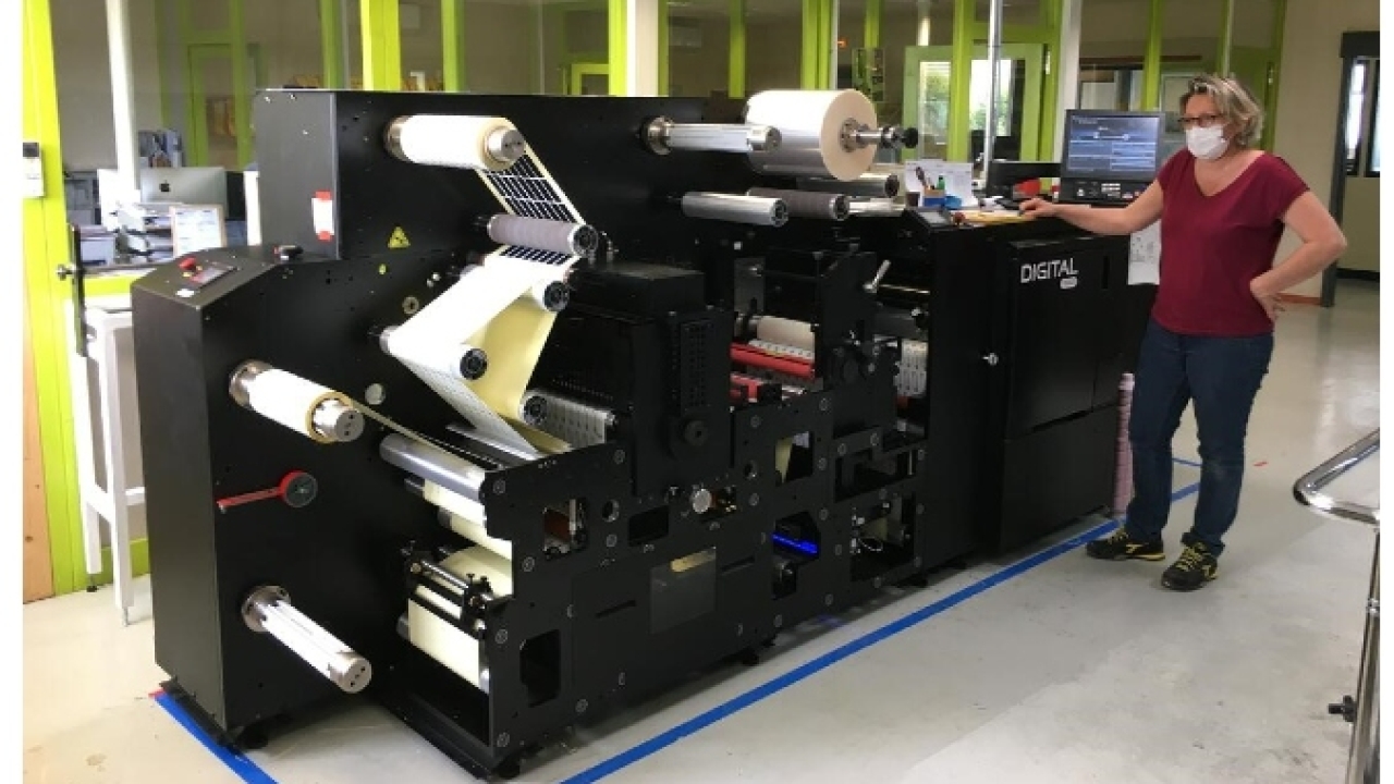 Press operator Véronique Chenaoui with Ballouhey’s new Mark Andy Digital Pro 3 line at the company’s plant in Saint Marcellin, France Press operator Véronique Chenaoui with Ballouhey’s new Mark Andy Digital Pro 3 line at the company’s plant in Saint Marcellin, France