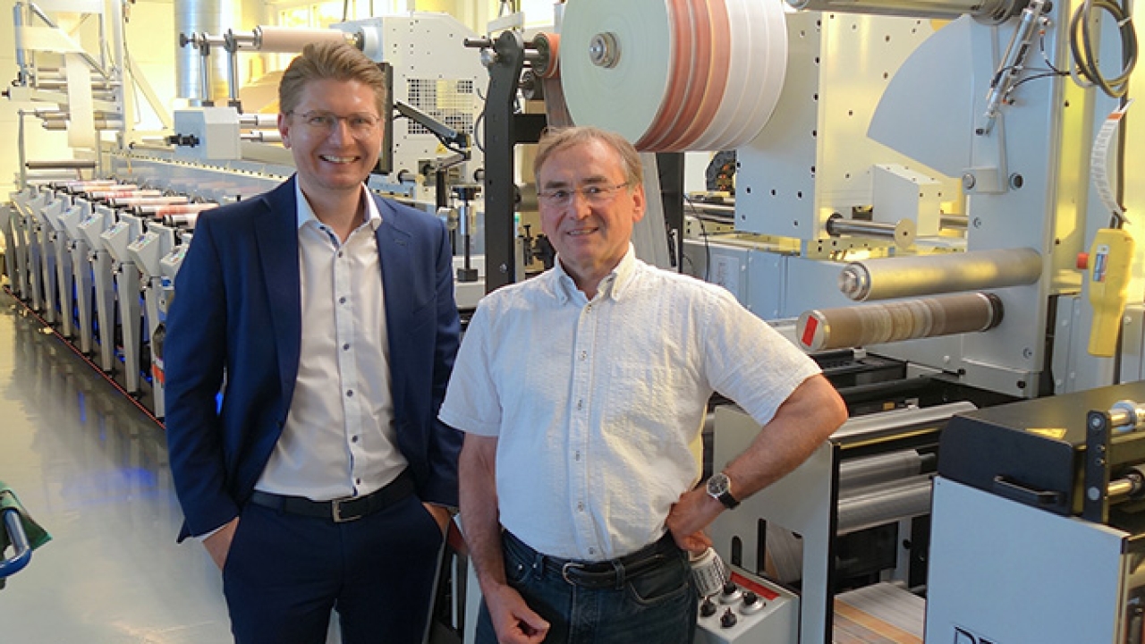 Timo Donati, Mark Andy sales manager for Germany and MRE’s founder Klaus-Dieter Rust with the new LED-UV equipped P5. Timo Donati, Mark Andy sales manager for Germany and MRE’s founder Klaus-Dieter Rust with the new LED-UV equipped P5.