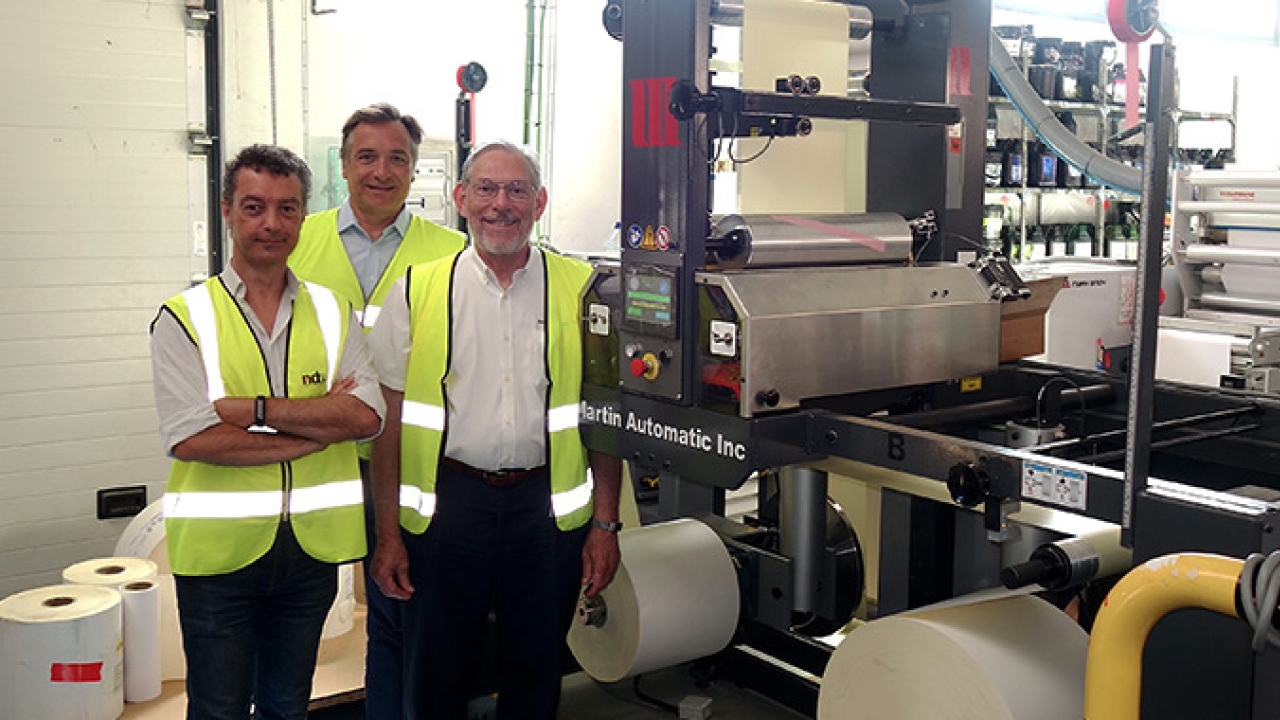 Ricardo Jose Gonzalez with Martin Automatic’s Gaëtan de Charry and Edward Pittman alongside the new MBS splicer installed at right angles to a Mark Andy P5 press in Spain