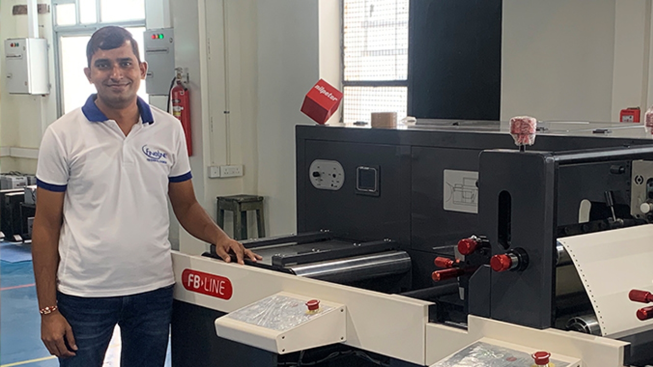 General manager of FineLine Technologies India, Avinash Kumar, with the new Nilpeter FB-Line.