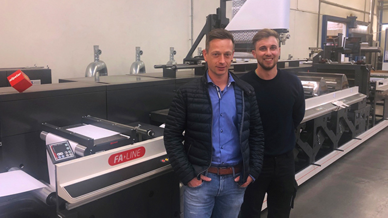 L-R: Manfred Pichler, technical director, Eduardo Grander, operator at Müroll with new Nilpeter FA-22 press L-R: Manfred Pichler, technical director, Eduardo Grander, operator at Müroll with new Nilpeter FA-22 press