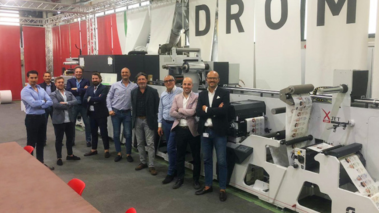 Sales teams of Fornietic and Lirmaprint at Omet Drome with the new XJet