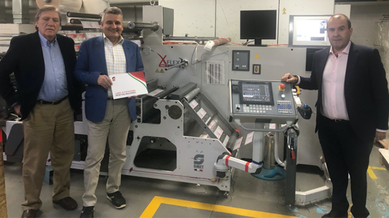 L-R: Pedro Huerta, Hans Ramon Hofmann and Cesar Dominguez from Manroland Latina with an OMET X6 machine