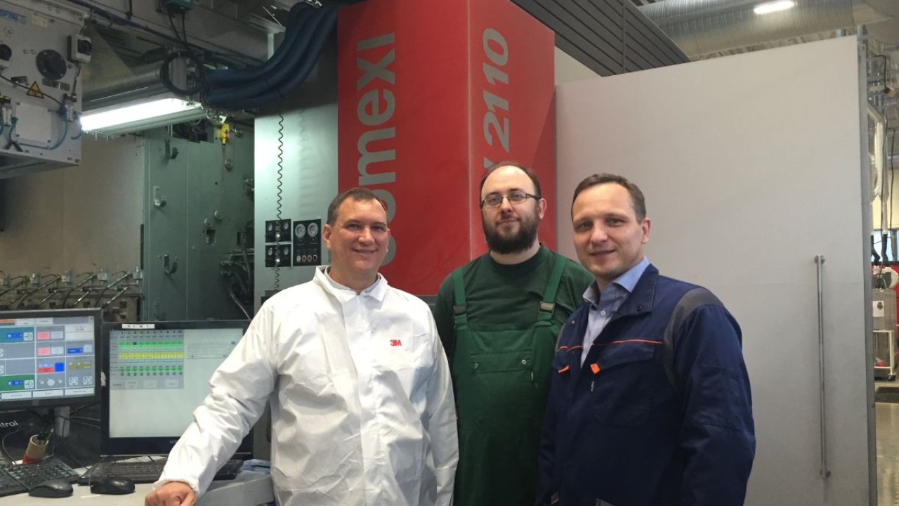 Virginijus Gumbaragis, Valentinas Astapenkovas and Tomas Deksnys with the Comexi FW 2110 CI flexo press Virginijus Gumbaragis, Valentinas Astapenkovas and Tomas Deksnys with the Comexi FW 2110 CI flexo press