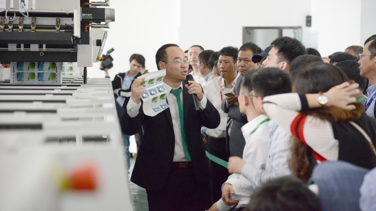 Li Guoqiang, general manager, Spande Shanghai, demonstrated several possible applications for Spande's new press technology Spande launches flexo, hybrid presses