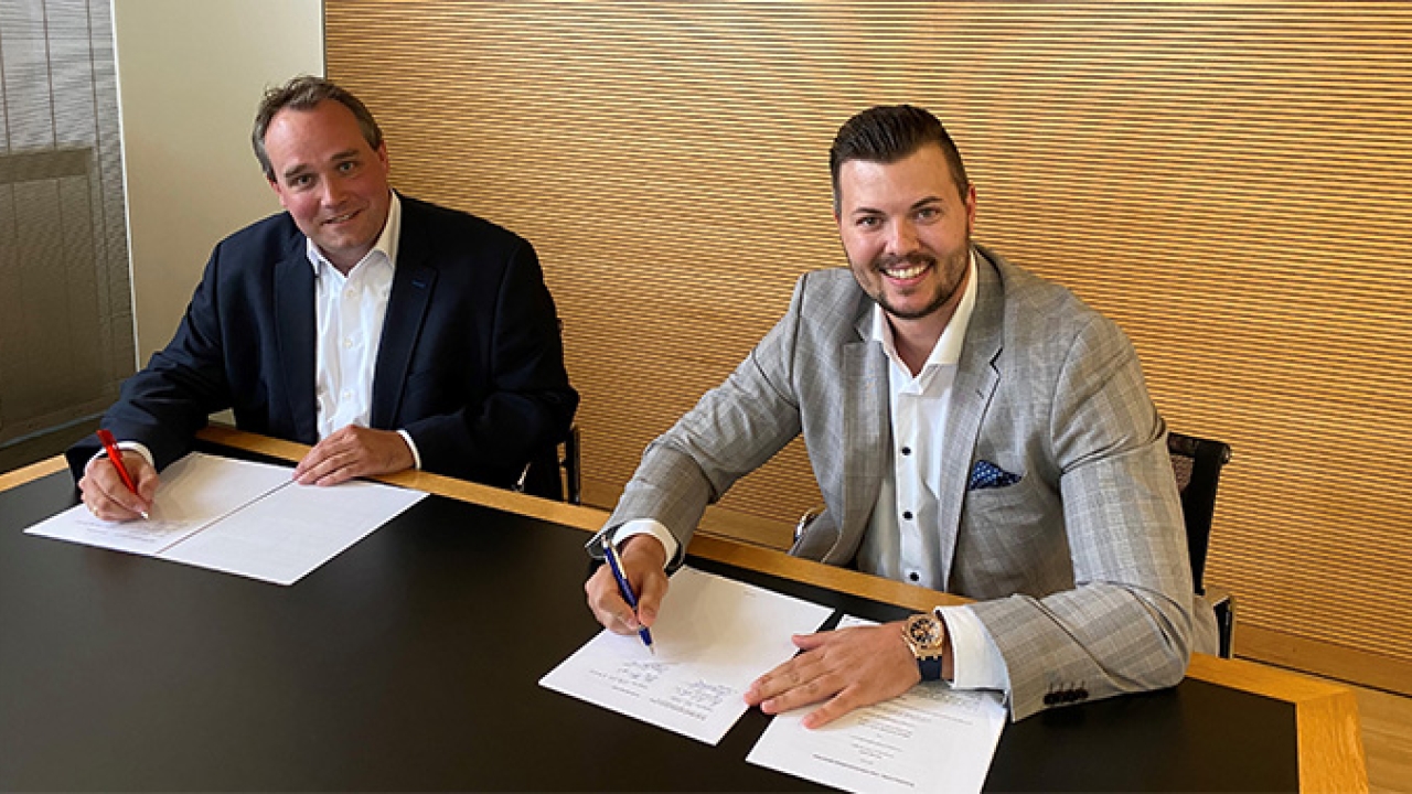 L-R: Hanns Martin Kaiser, vice president, paper and board EMEA and liquid food packaging at Siegwerk; Jens Frings, managing director of Varcotec L-R: Hanns Martin Kaiser, vice president, paper and board EMEA and liquid food packaging at Siegwerk; Jens Frings, managing director of Varcotec