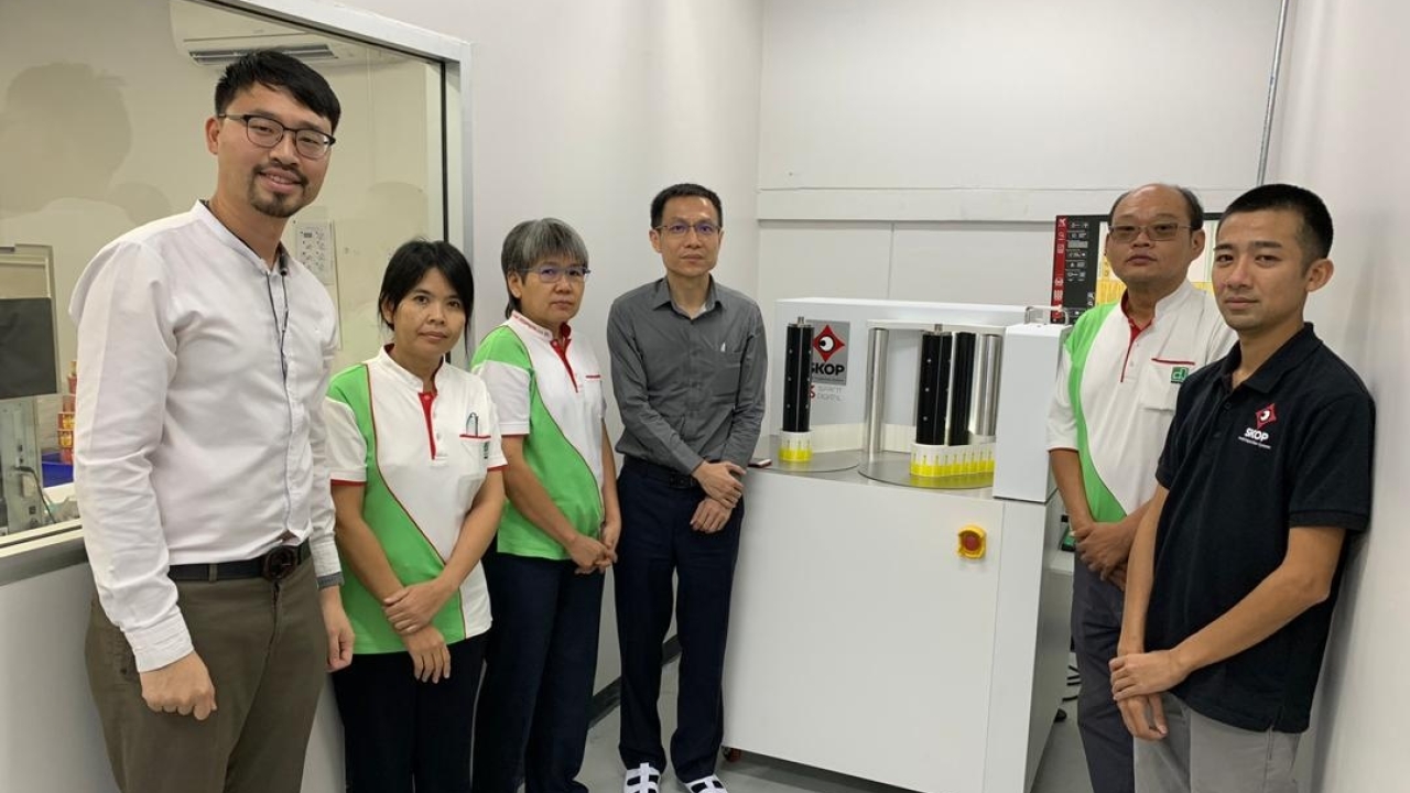 Jason Lim, Malaithip Janthed, Virunphat Supasirirujirang, Chairat Teekhasaenee (the new GM), Khoo Niam Su and Koay Teong Siong with the new Skop inspection machine 