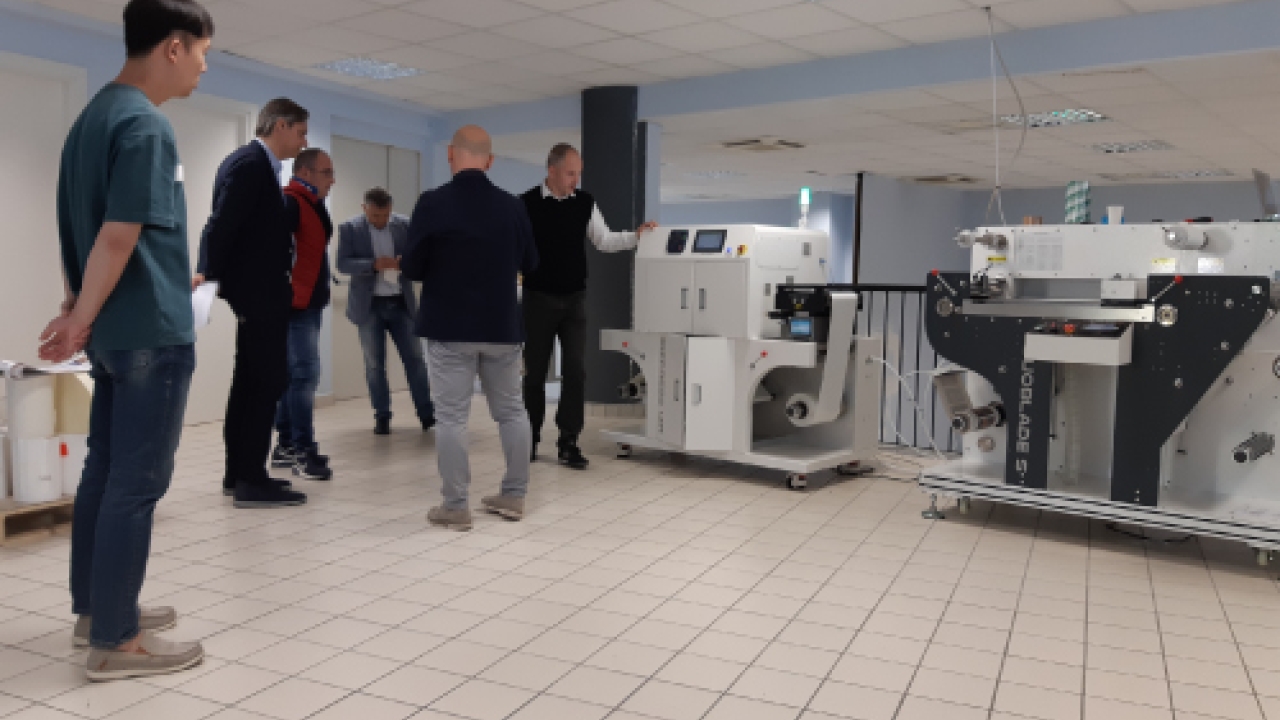 Alongside the Bizpress 13R, a Duoblade SX die-cutting system is also on display at the demonstration center Alongside the Bizpress 13R, a Duoblade SX die-cutting system is also on display at the demonstration center