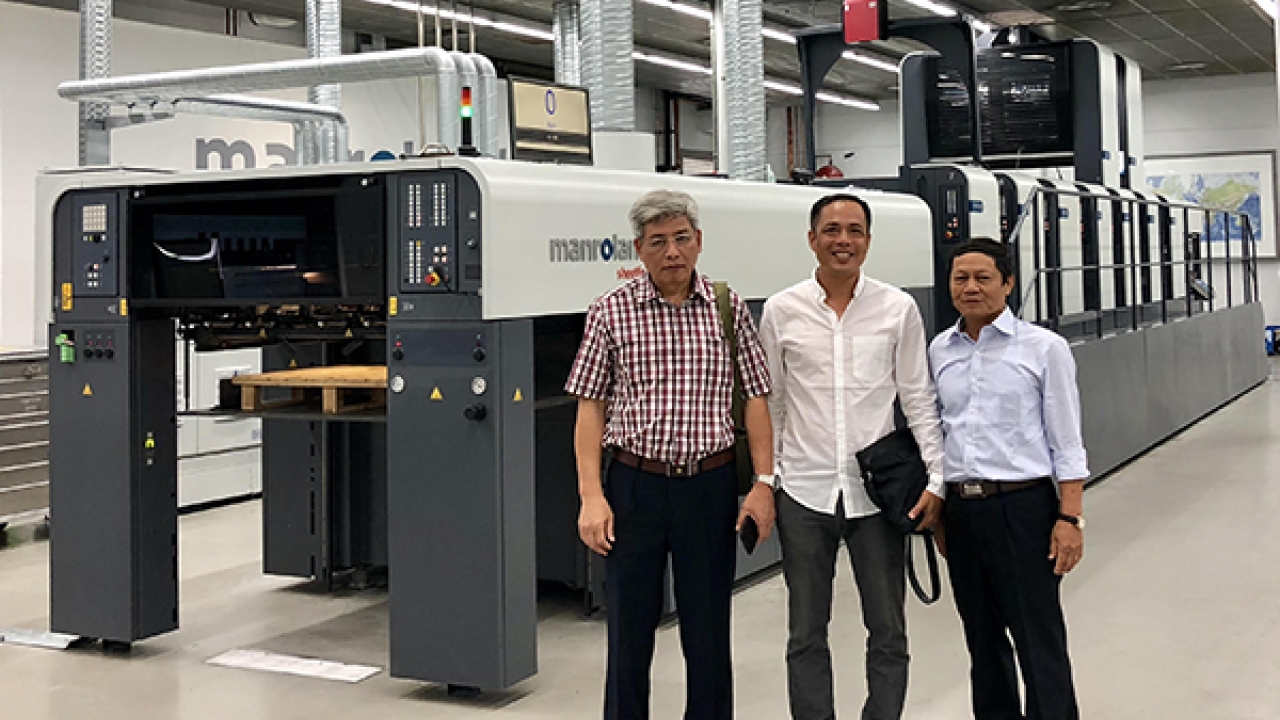 From left to right: Mr Nguyen Hanh Trinh, co-founder and deputy director of Phu Thinh; Mr Son, PPMC chairman; and Mr Bui Van Mich, co-founder and deputy director of Phu Thinh, at the Manroland Print Technology Centre in Offenbach