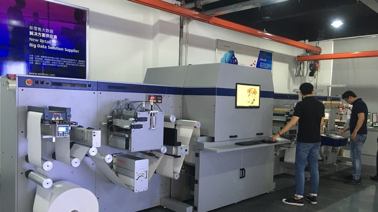 The Winbosc Cloud hybrid line is available with printing widths of 110/220/330mm, with two speed modes – 50m/min (HD) and 76m/min (common)