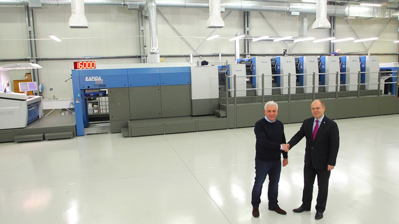 Intropak owner Dariusz Płochocki (left) and Jan Korenc, managing director of KBA CEE, in front of the six-colour Rapida 105 with coater Intropak owner Dariusz Płochocki (left) and Jan Korenc, managing director of KBA CEE, in front of the six-colour Rapida 105 with coater