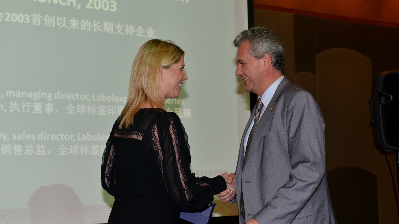 Labelexpo Global Series managing director Lisa Milburn presents the award to Marco Calcagni, Omet sales director
