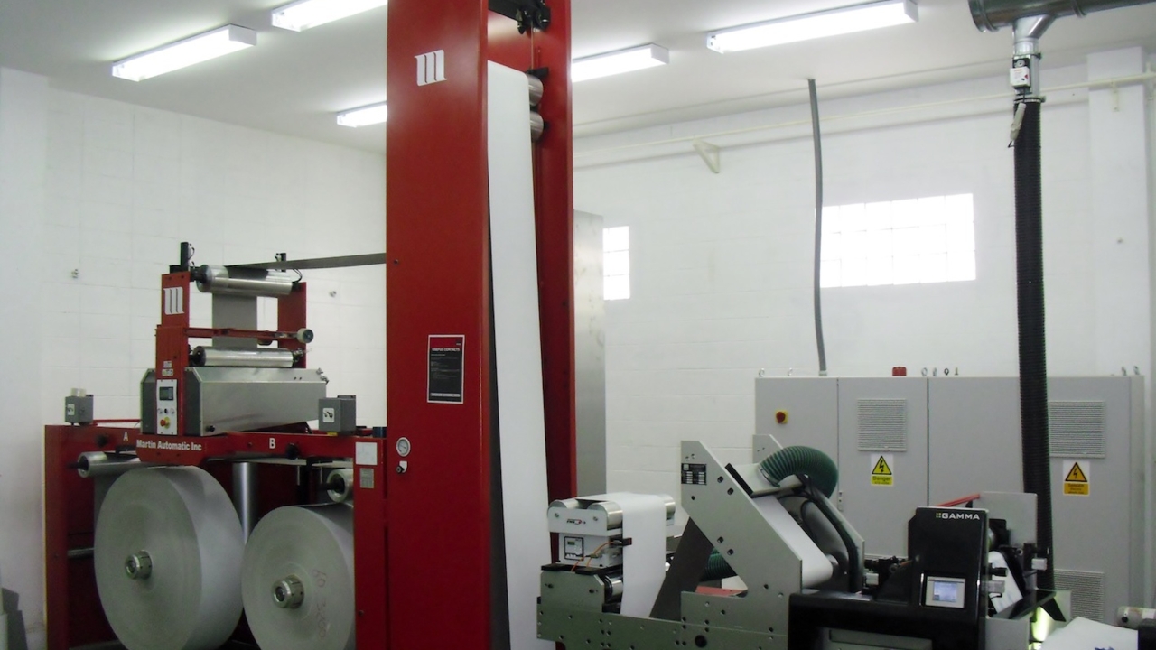The Martin Automatic MBS at Aksorn allows the company’s new Edale FL-5 press to run continuously on paper cup production The Martin Automatic MBS at Aksorn allows the company’s new Edale FL-5 press to run continuously on paper cup production