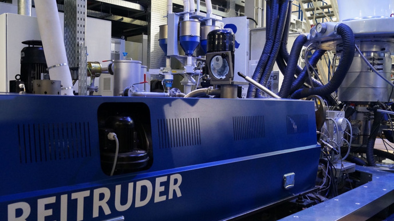Engineers hve integrated a twin-screw extruder of the REItruder series directly in a blown film line Engineers hve integrated a twin-screw extruder of the REItruder series directly in a blown film line