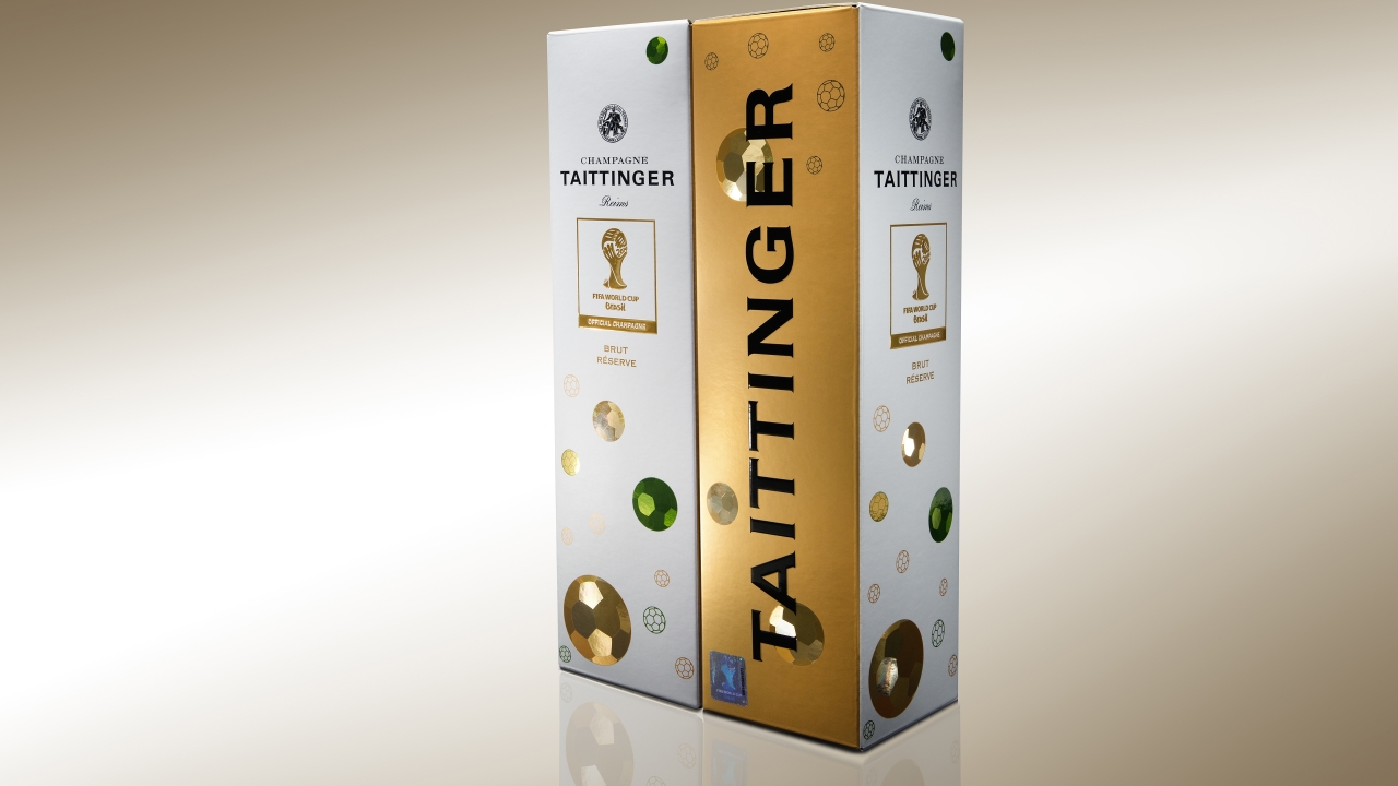 For the football World Cup Taittinger has created an elegant gift carton made of Incada from Iggesund Paperboard and decorated with holographic footballs