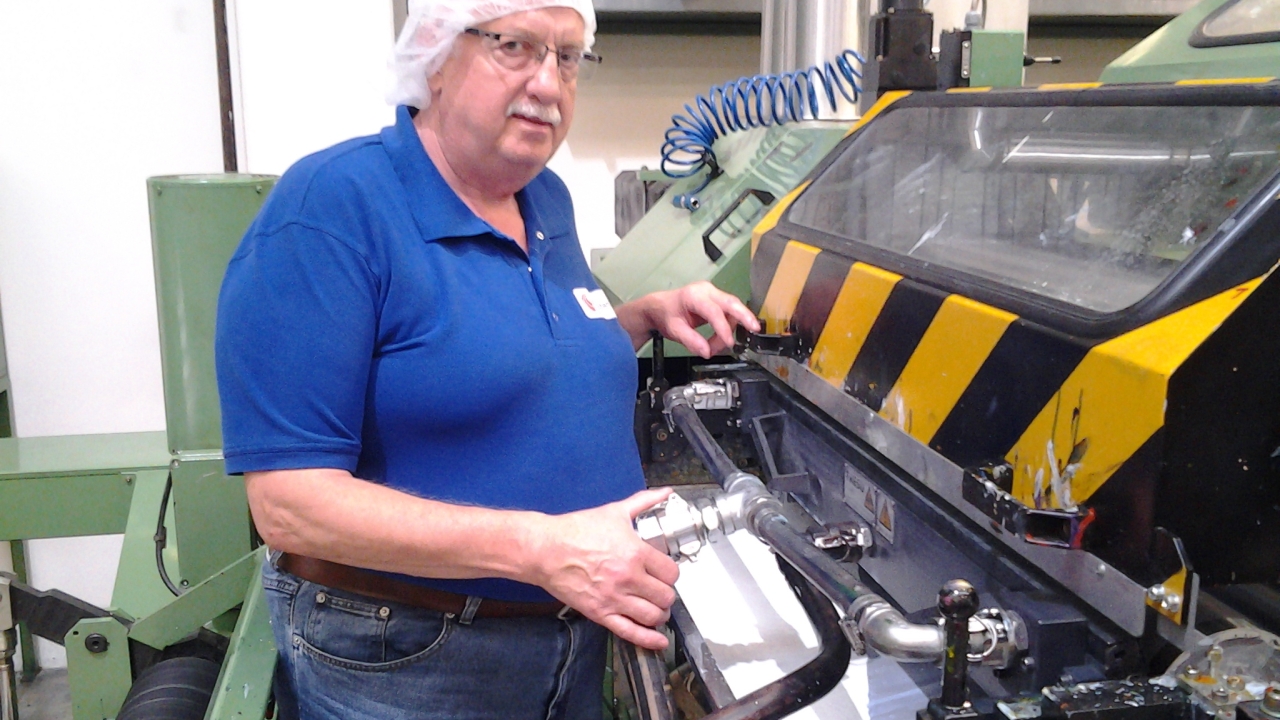 Wolfgang Elian demonstrates Tresu’s FlexiPrint E-Line sealed chamber doctor blade system on a BHS flexo press at Constantia Patz Wolfgang Elian demonstrates Tresu’s FlexiPrint E-Line sealed chamber doctor blade system on a BHS flexo press at Constantia Patz