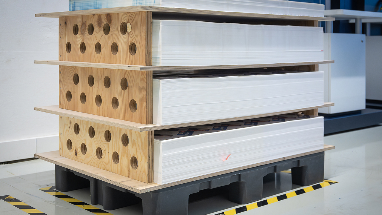 The hurdle delivery improves pile formation when printing on IML fi lms and similar substrates