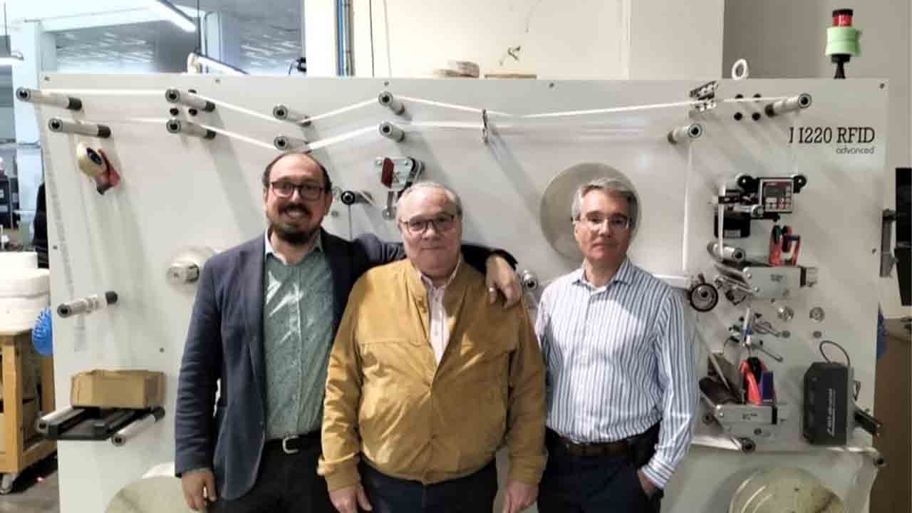 Alberto Torroba, Jose Antonio Gómez and Carlos Peña with the LI 220 RFID at the Argraf Oyón factory